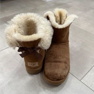 UGG WOMEN'S CUSTOMIZABLE BAILEY BOW MINI CHESTNUT SUEDE BOOT US 8